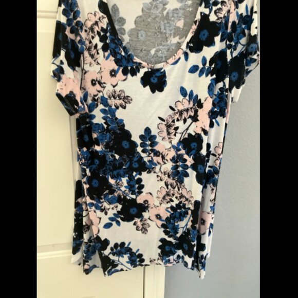 ❤️3/$12 Tahari brand size 1X Floral Pattern T-shirt - Picture 2 of 4
